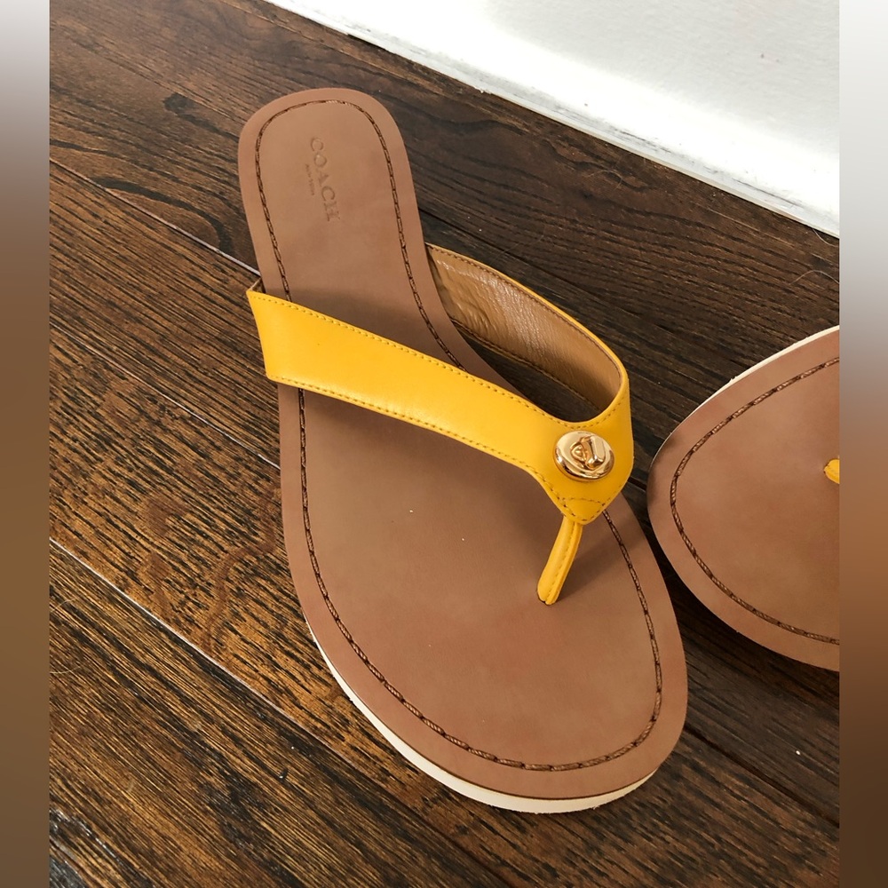 Coach Women’s 8 Shelly Turnlock Leather Flip-Flop Sandals w/Gold Buckle -EUC! - Picture 2 of 15